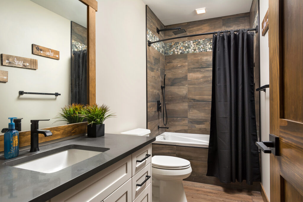 Lake-Metigoshe-CustomHome-UpstairsBathroom1-