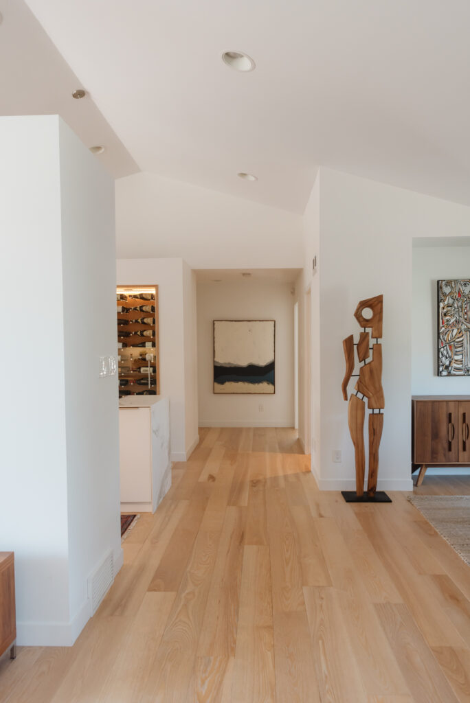 Sleek Walkout - Hallway